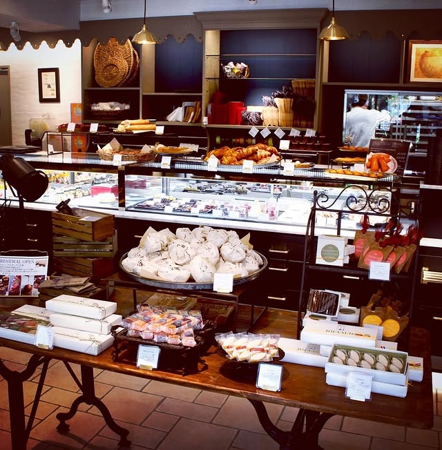 店内には出来立ての菓子をそのまま陳列