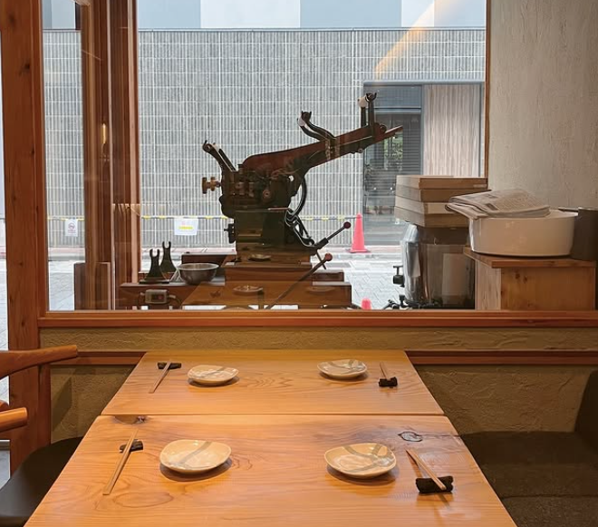 麺製機が店内にあります。すべてイチから！