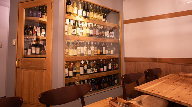 ワインセラーには約100種類のワインが★