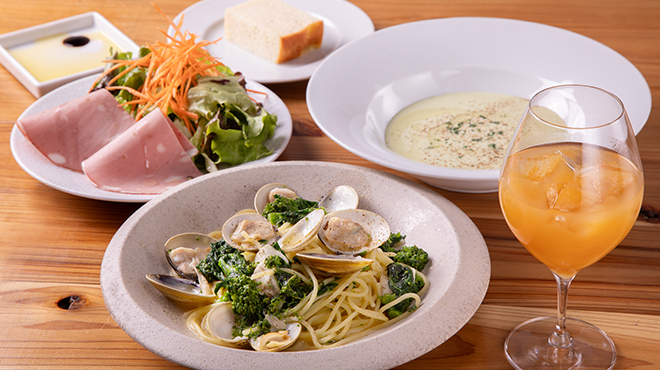 カウンター席＋テーブル席の全23席♪