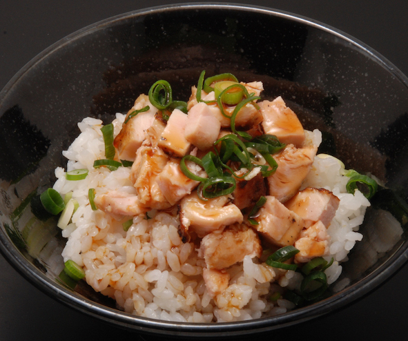 行列のできる人気店です