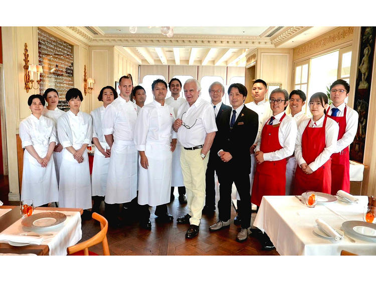 アラン・デュカス（中央）と店舗スタッフ！