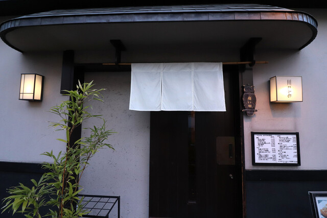 落ち着いた雰囲気の外観◎