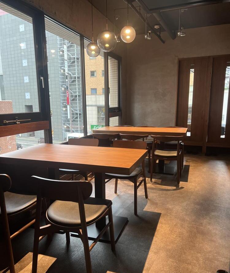 テーブル席と奥には個室もあります◎