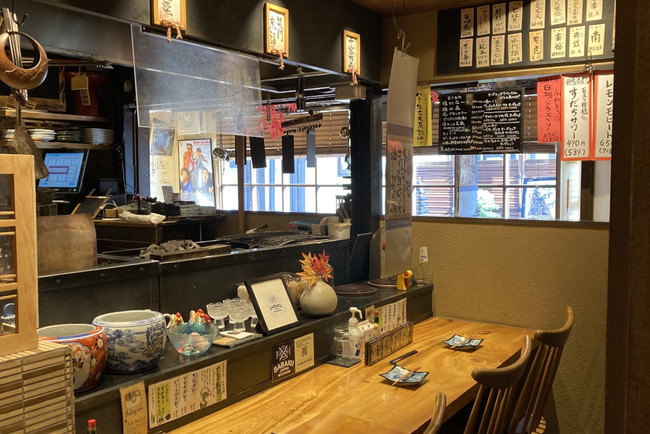 焼き台を囲むようなL字の店内