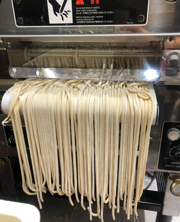 店内で毎朝製麺しています！