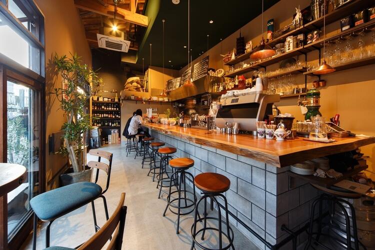 カウンターがメイン！スタッフの人柄が光る