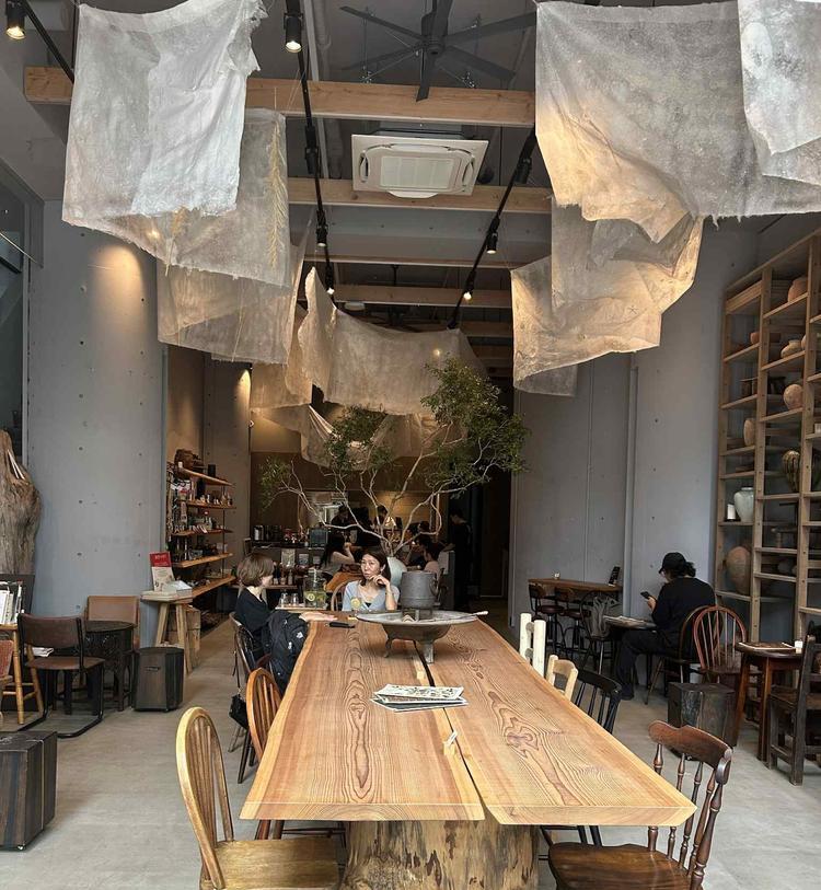 明るい店内でお客様をお出迎えします