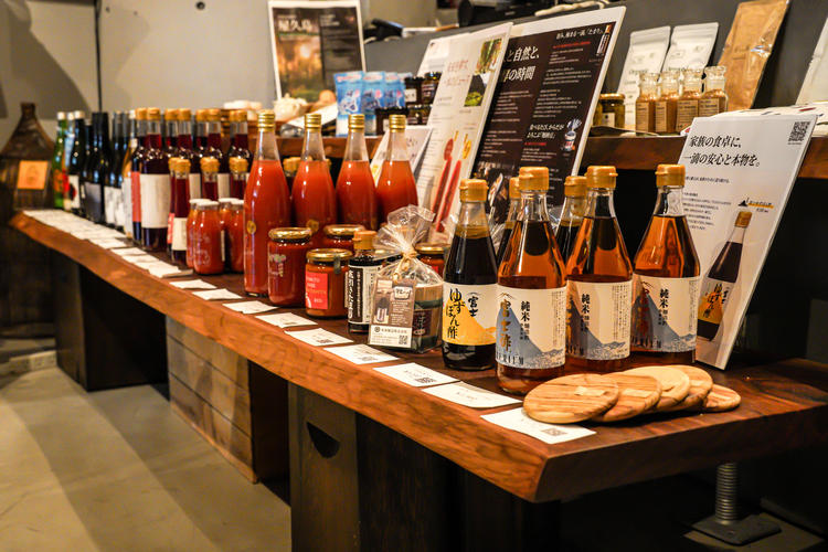 日本各地、選りすぐりの品物が並んでいます