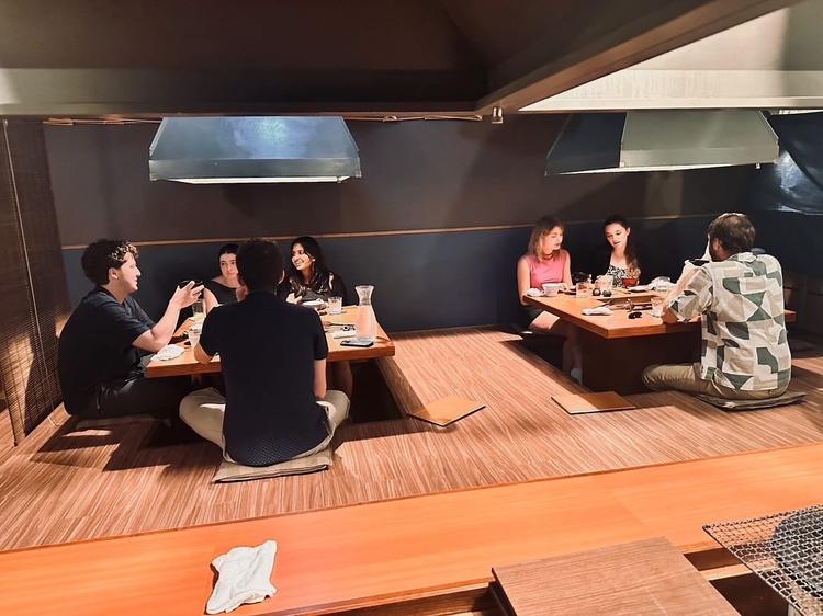 炉端を目指して海外より観光客の方も！