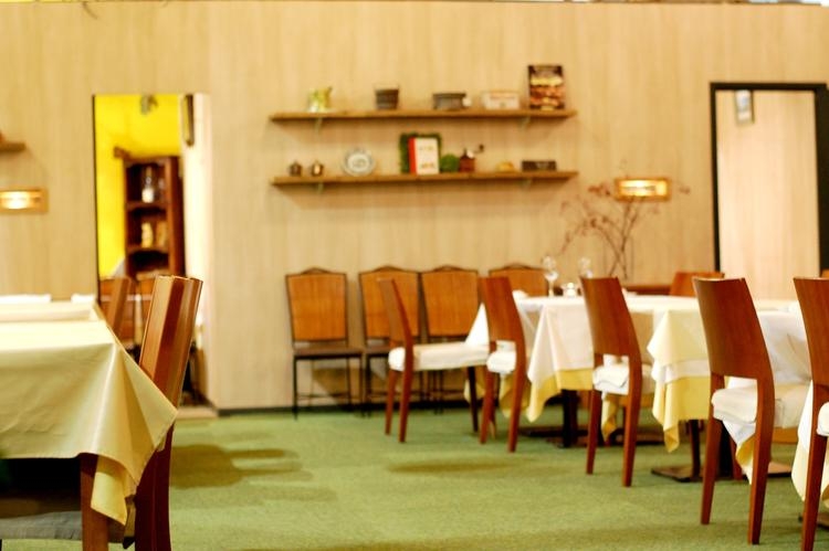 アンティーク家具のナチュラルな店内