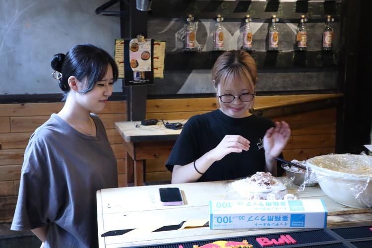 先輩スタッフが元気に明るく教えてくれます