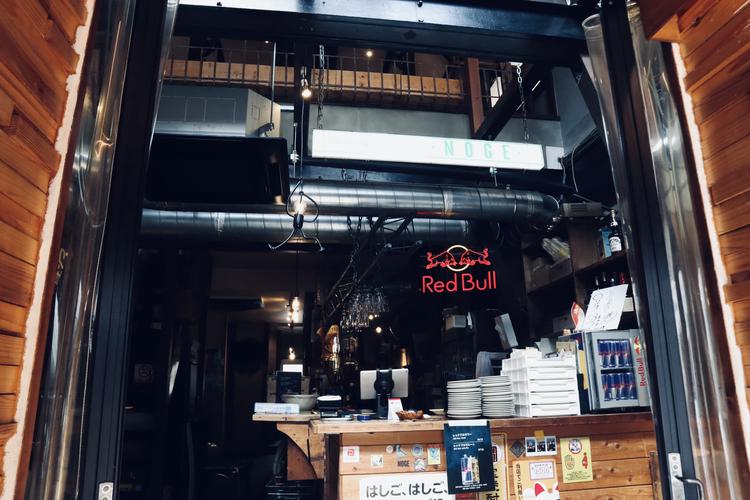 店内は２階まで吹き抜けのオシャレ空間