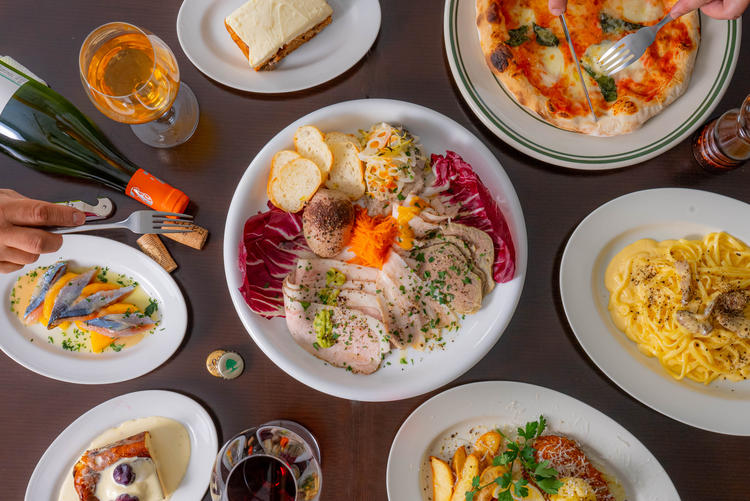 前菜盛りなど小皿で美味しい料理を立ち飲み