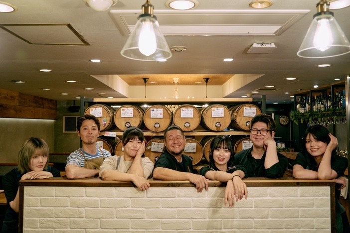 ワイン樽が並ぶおしゃれ酒場♪
