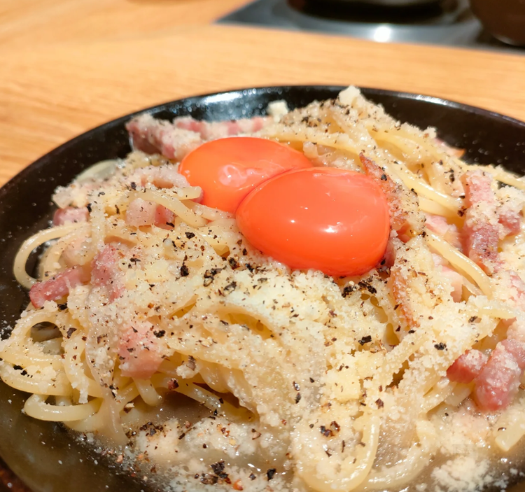 女性にも大人気の『大人のカルボナーラ』