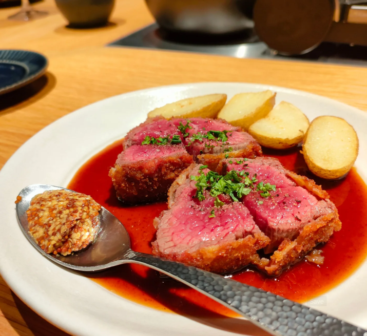 当店看板メニュー『和牛モモ肉のレアカツ』