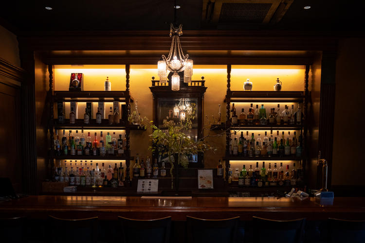 一枚板のバーカウンターも魅力的。