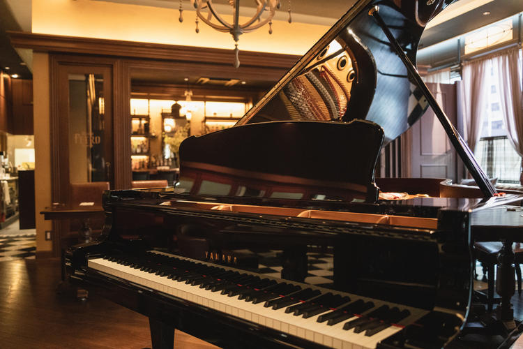 当店自慢のグランドピアノ。