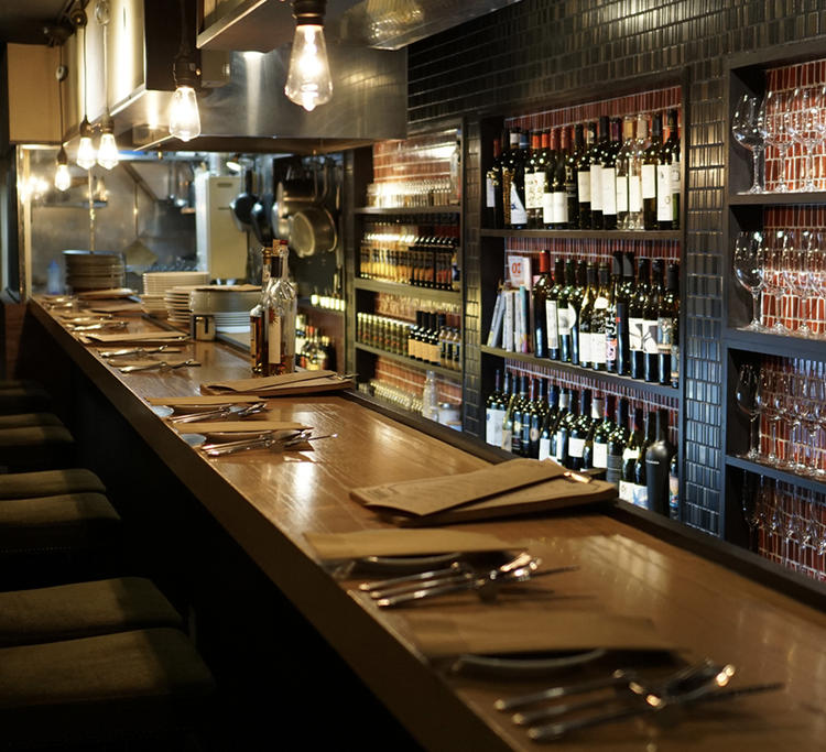 会話弾む１階カウンター