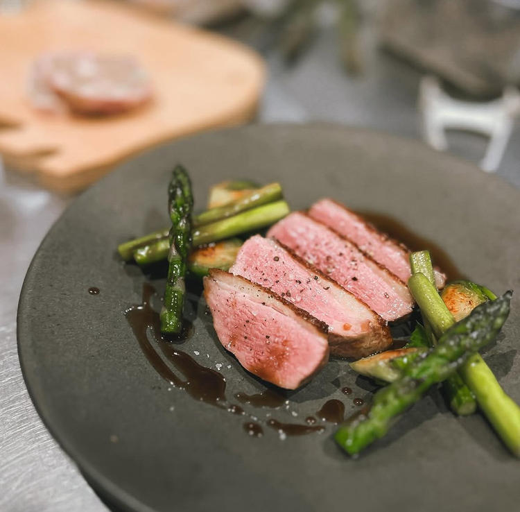 夜はビストロ営業に切り替わります