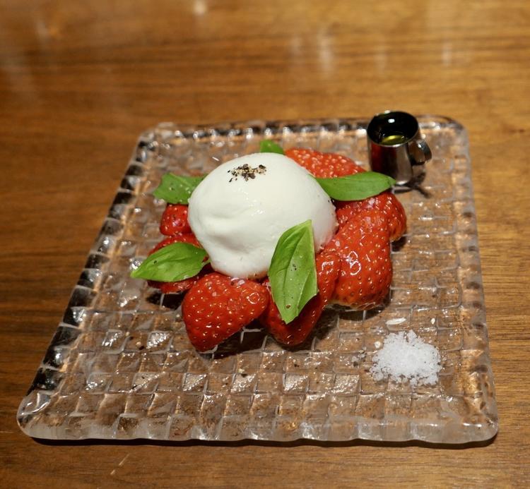 イチゴとブッラータ