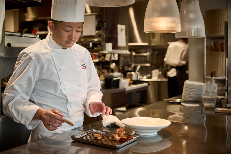 オープンキッチンで活気のあるお店