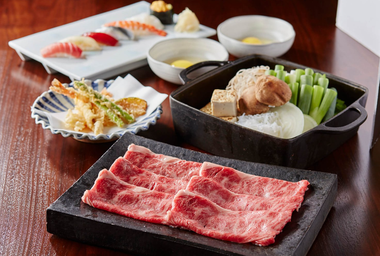 すき焼きやしゃぶしゃぶなども提供