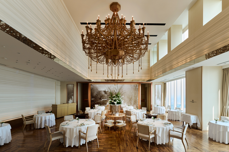 木のシャンデリアが自慢の空間