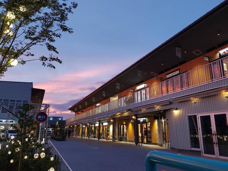 飲食10店＋その他8点お洒落な施設です！