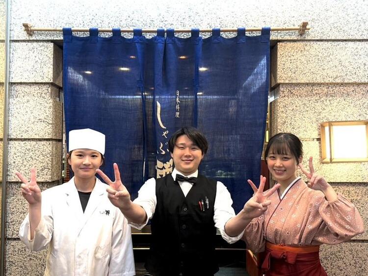 女性は和装、男性は洋装の制服です！