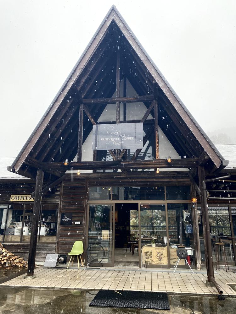 秋川渓谷沿いのログハウスカフェ