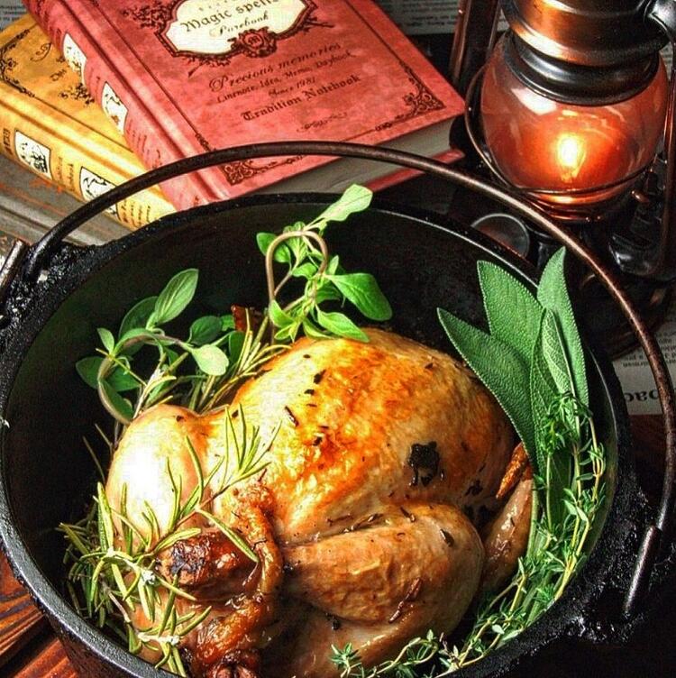 ダッジオーブンで調理〈スタッフドチキン〉