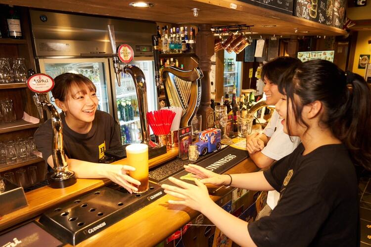 写真の人物は全員スタッフです♪