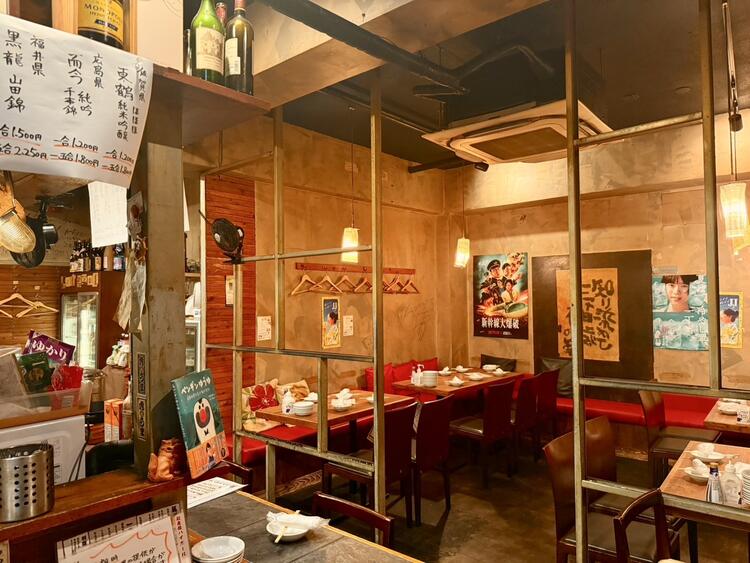 オレンジの照明があたたかい店内♪