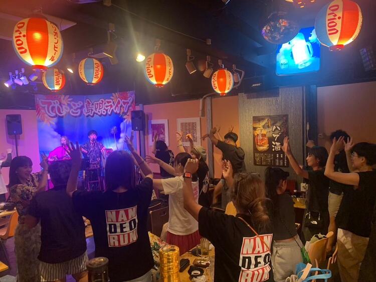 1日2回の島唄ライブを開催★