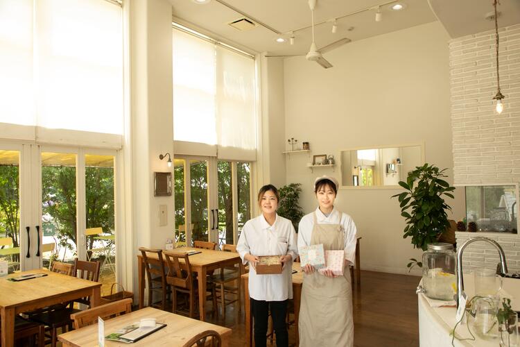 カフェも併設した広々とした店内