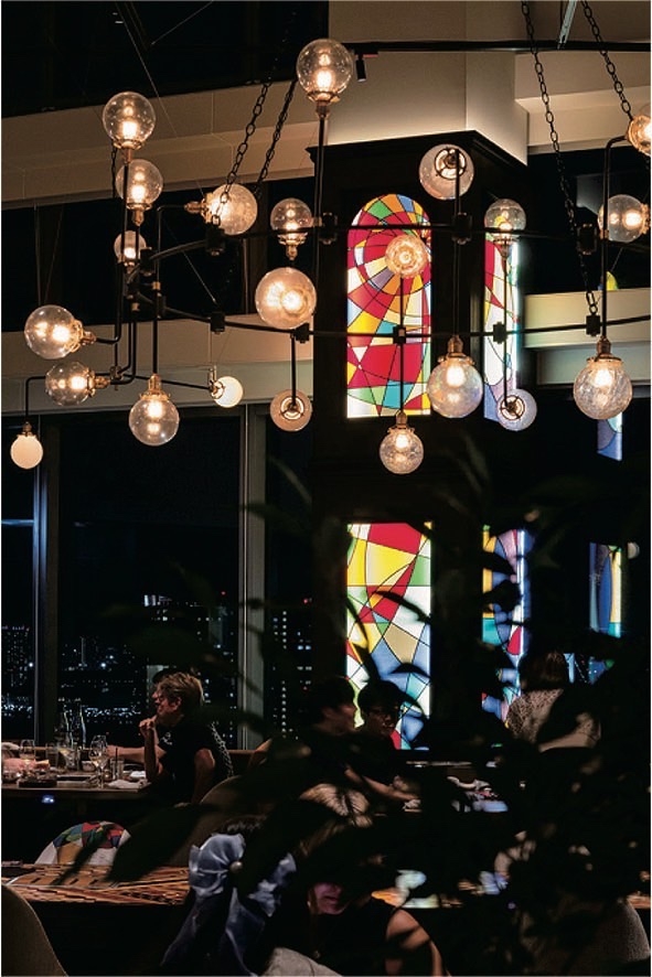 28Fからの絶景＆ステンドグラスが印象的