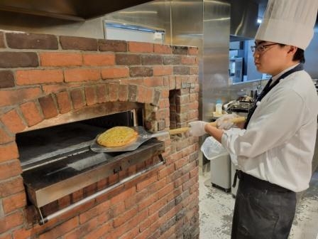 ライブキッチンを意識したキッチンで調理