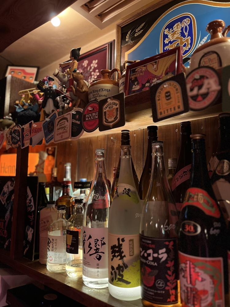 路地裏に佇む立ち飲みBAR。