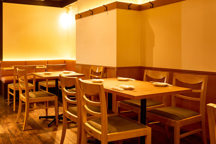 横浜鶴屋町。落ち着いた客層のお店です。