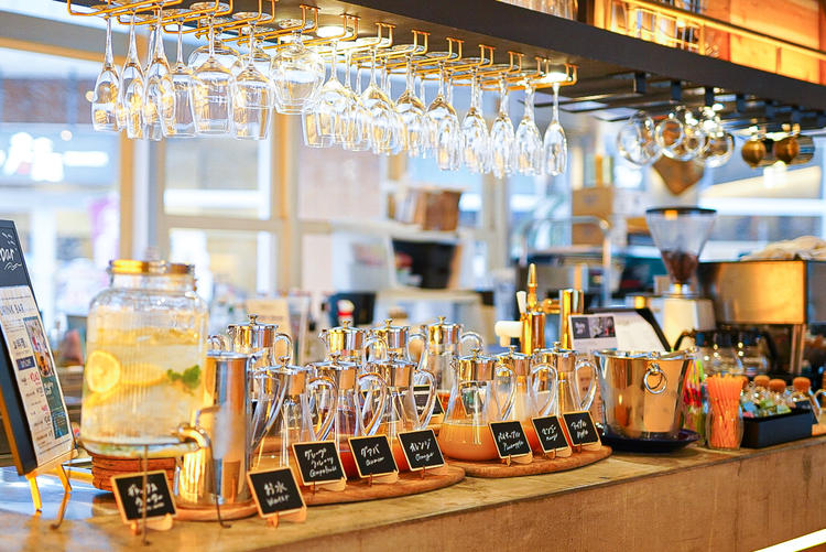 私たちと一緒に飲食を楽しみませんか？