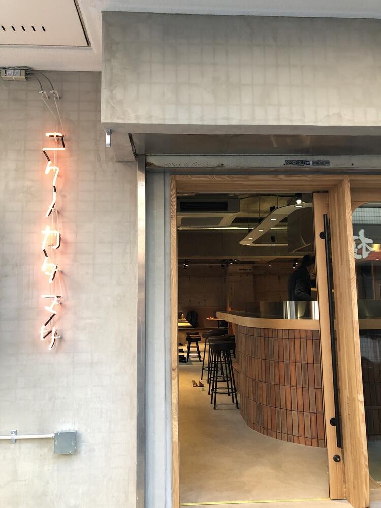 夜は炭と薪を使った本格ネオ居酒屋★
