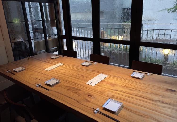 ガラス張りの個室