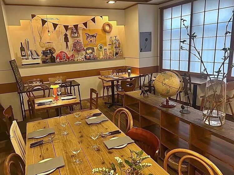 定食屋をリノベーションした店内