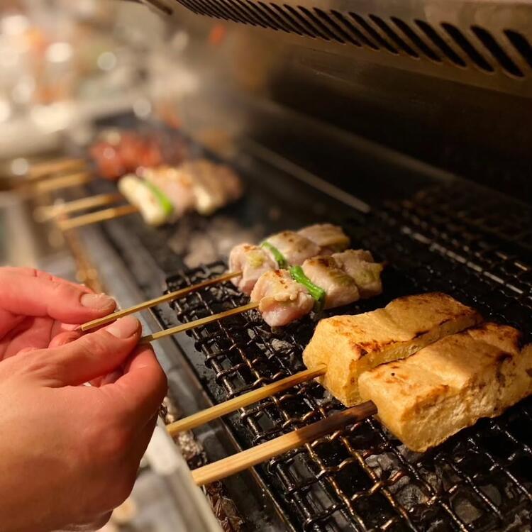焼き鶏は毎日、店内で手打ち！