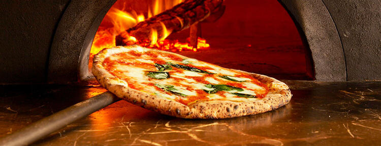 薪窯で焼き上げる本格ピッツァ☆