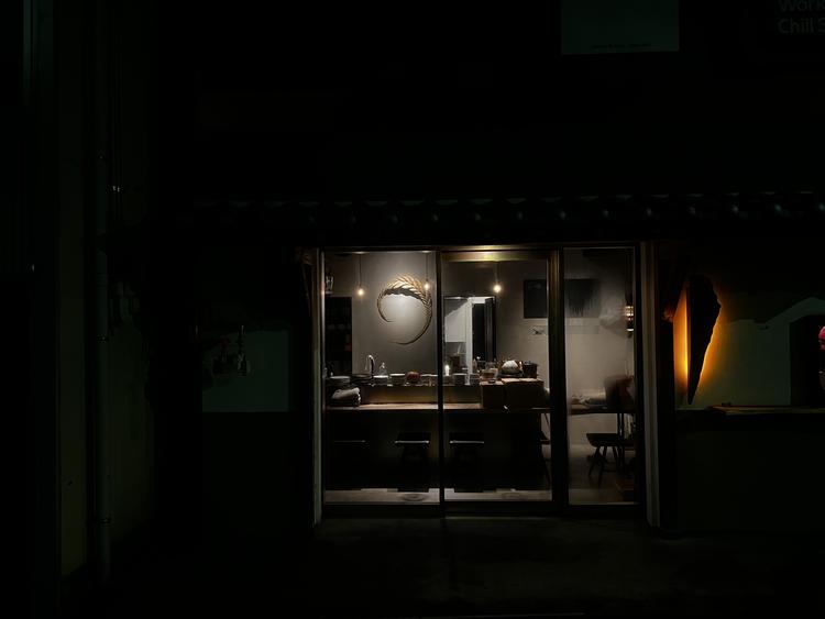 喧騒から離れた古き良き町で酒場を。