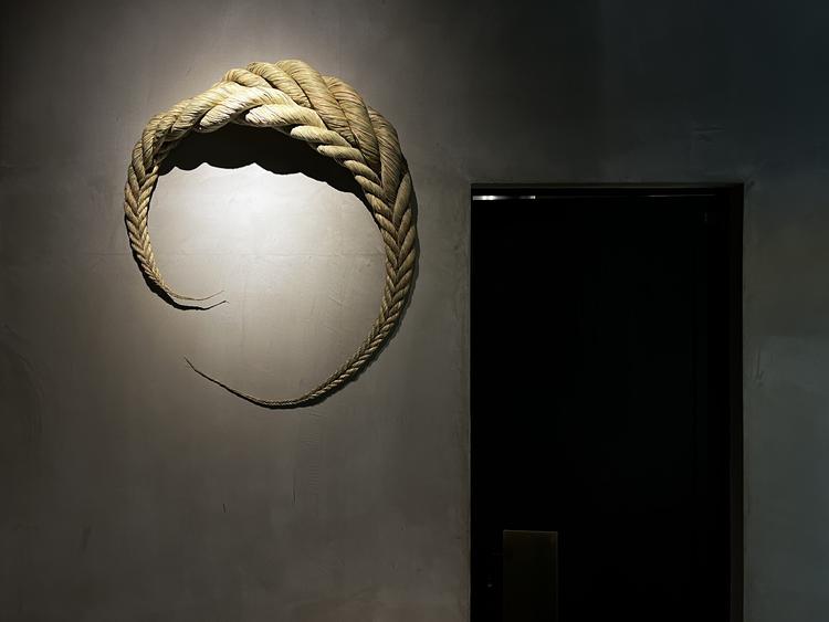 大迫力の現代作家のしめ縄