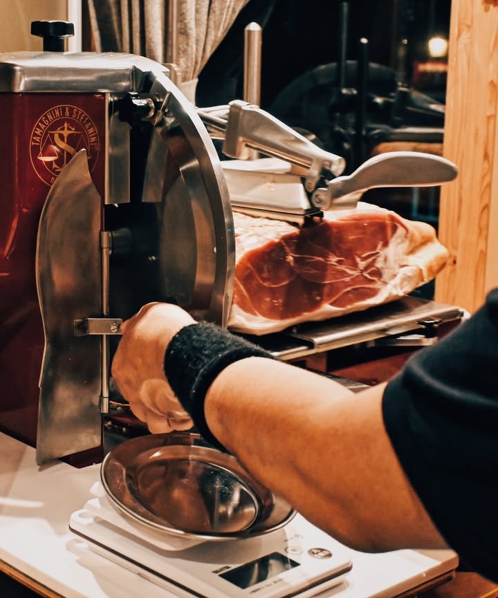 生ハムのカットは店内でおこなっています◎